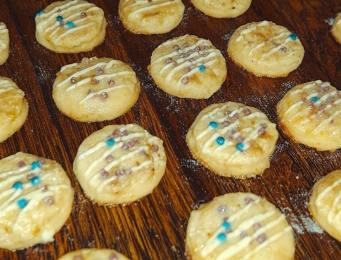 Classic Sprinkle Shortbread Cookies Recipe – Buttery cookies topped with colorful sprinkles on a wooden table.