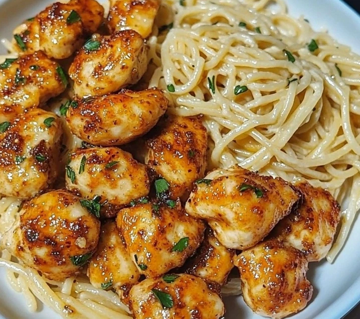 Poulet croustillant Épicé avec spaghettis alfredo