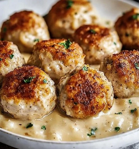 Boulettes de poulet sauce crémeuse sur purée