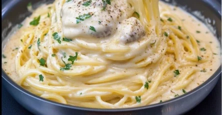 Spaghettis crémeux à l’ail et parmigiano