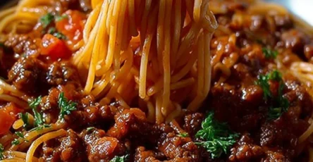 Spaghetti à la sauce bolognaise à la viande hachée et aux légumes
