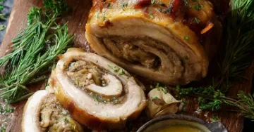 Rouelle de Porc Confite à la Sauce Ail et Oignons