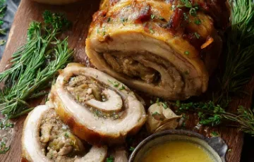 Rouelle de Porc Confite à la Sauce Ail et Oignons