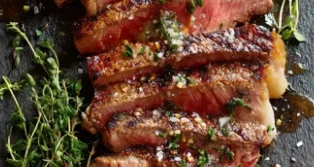 Steak poêlé au beurre avec réduction de sauce poêlée