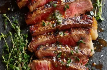 Steak poêlé au beurre avec réduction de sauce poêlée